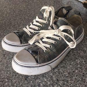 Rue21 camo converse !!